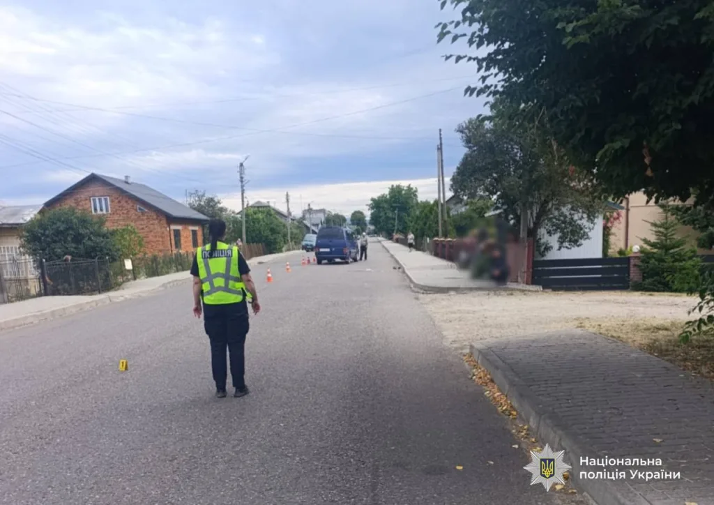 Поліцейський оглядає місце ДТП на сільській вулиці