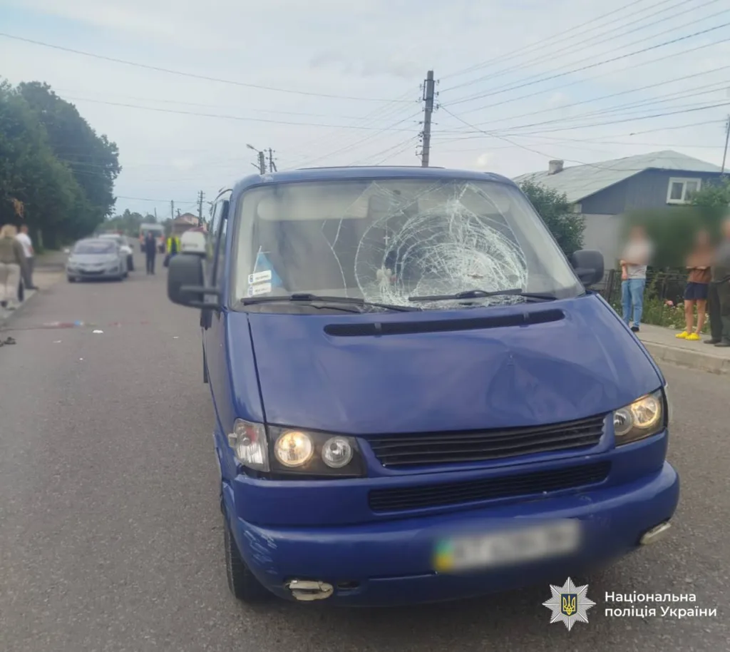 Синій мікроавтобус із розбитим лобовим склом після ДТП