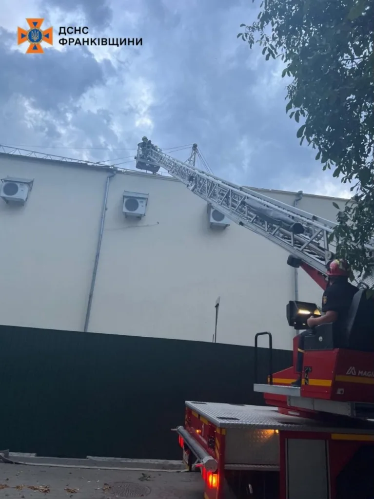 Рятувальники працюють на даху будівлі з драбини