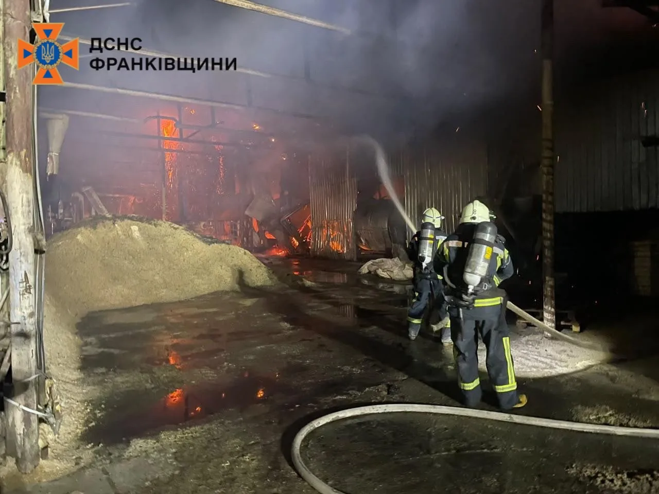 Пожежники гасять пожежу в промисловому приміщенні