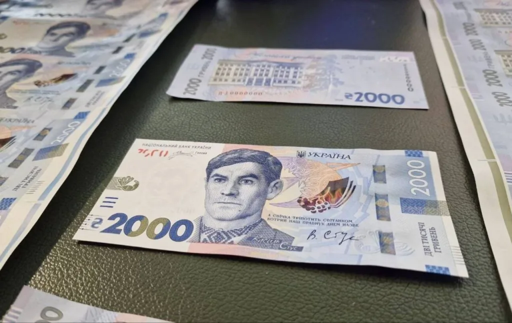 Банкнота 2000 гривень України на столі