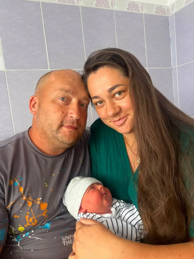 Щаслива родина з новонародженою дитиною