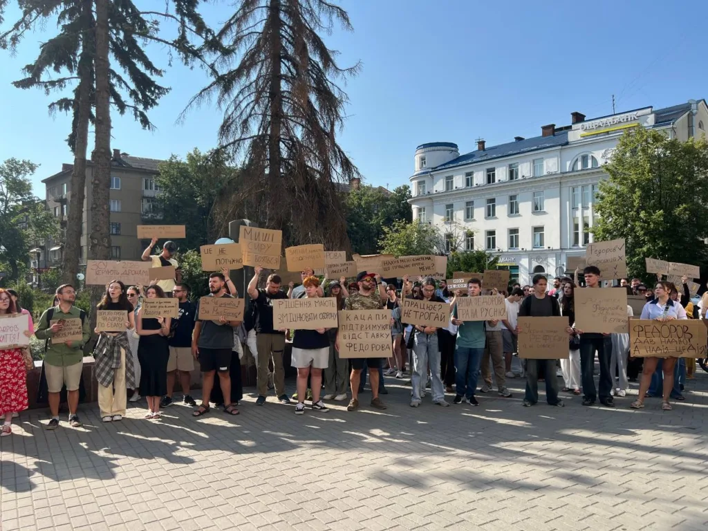 Студентський протест із плакатами на міській площі