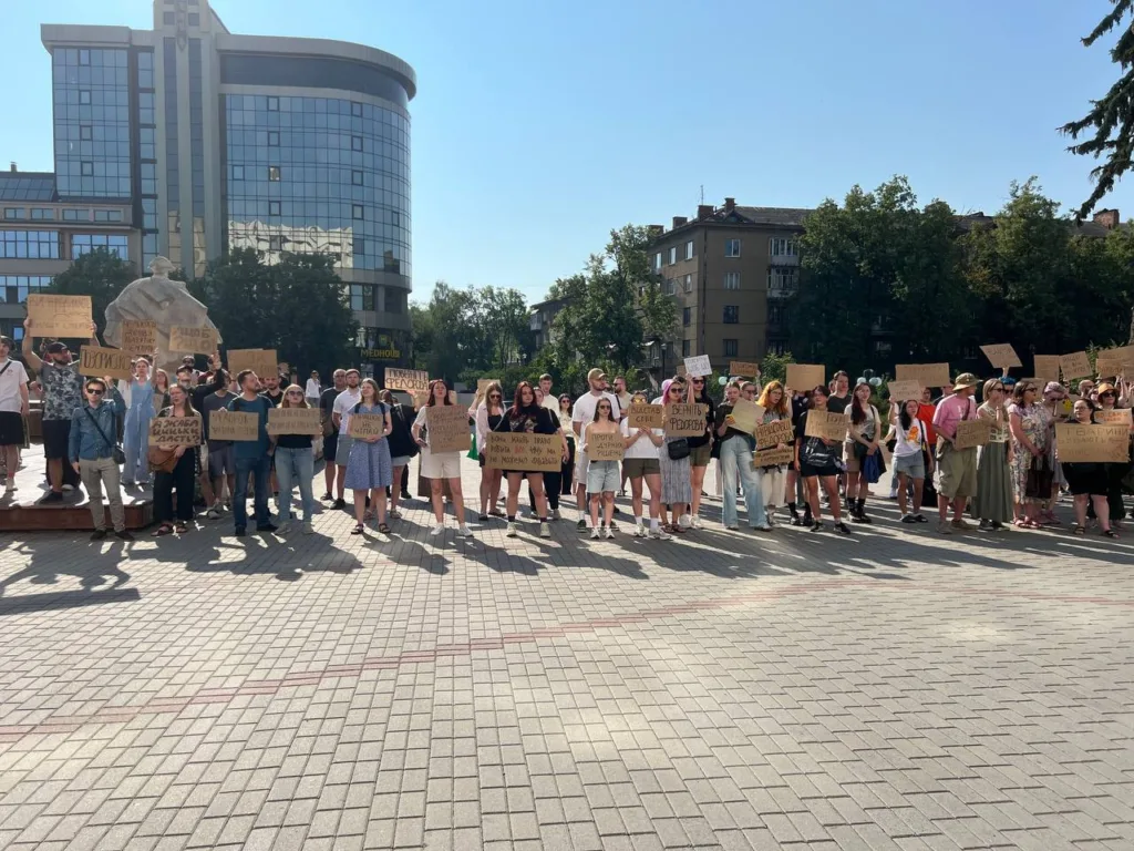 Люди з плакатами на мирному мітингу у місті