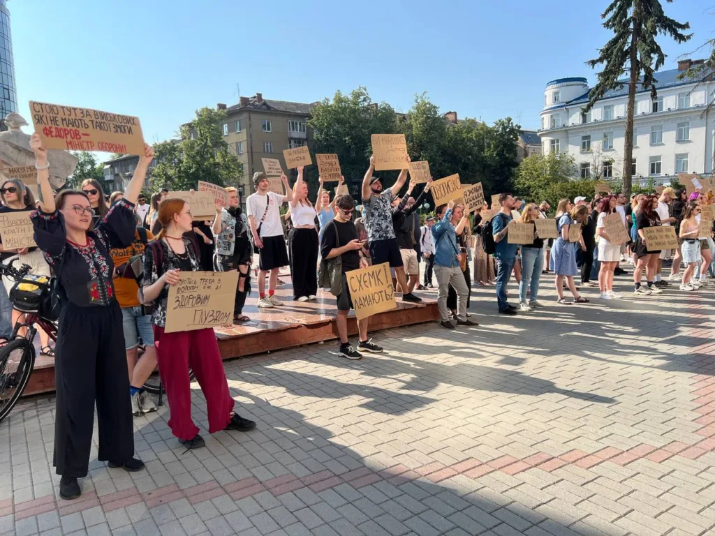 Мітинг людей з плакатами на міській площі