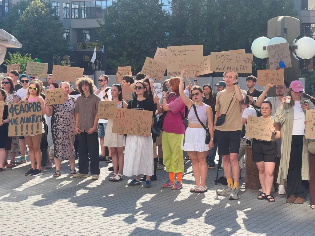 Мітинг люди з плакатами на вулиці