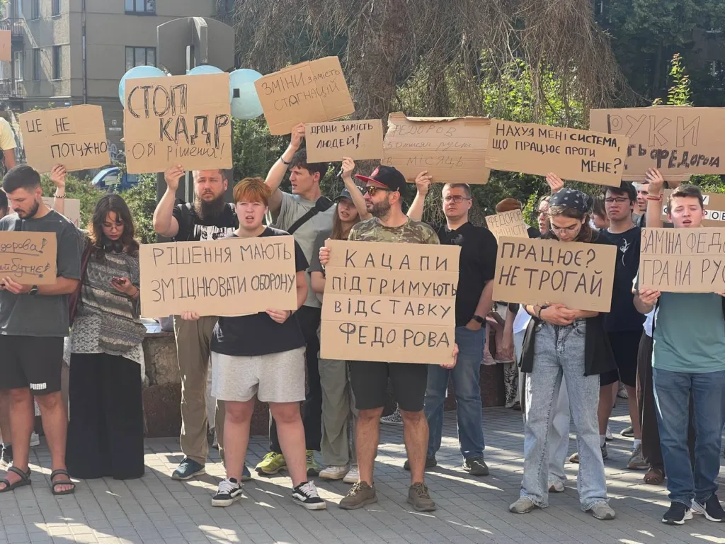 Люди тримають плакати на мирній демонстрації