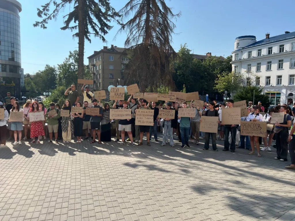 Студентський протест із плакатами в центрі міста