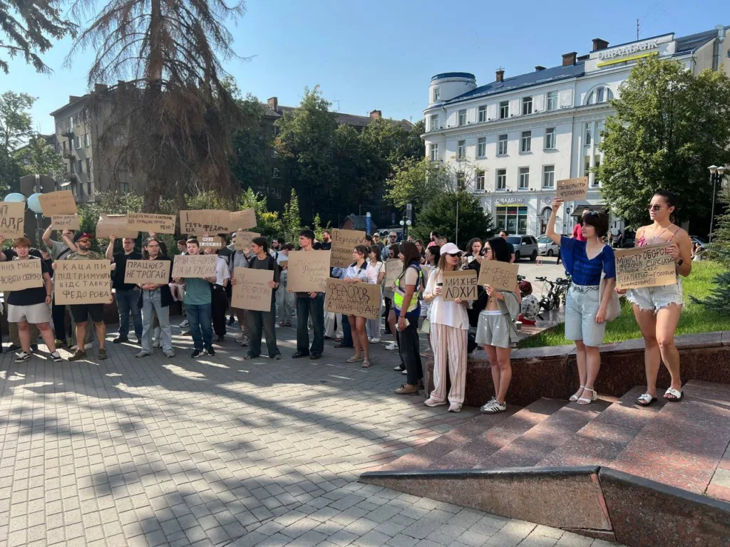 Люди з плакатами на мирному протесті в місті
