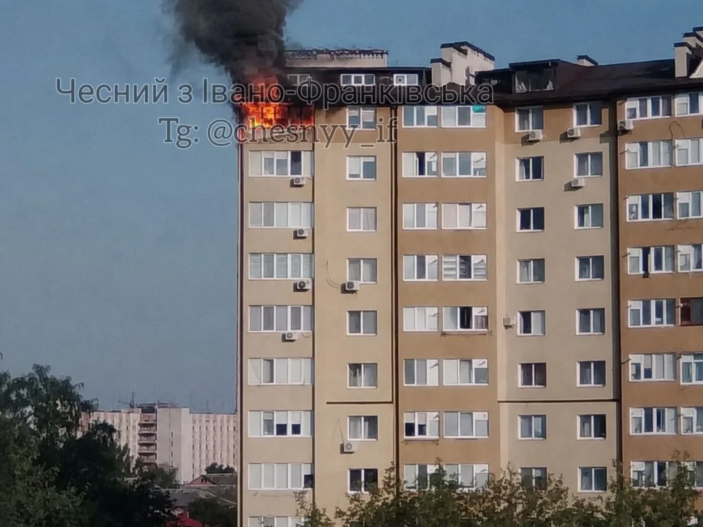 Пожежа у верхньому поверсі багатоповерхівки