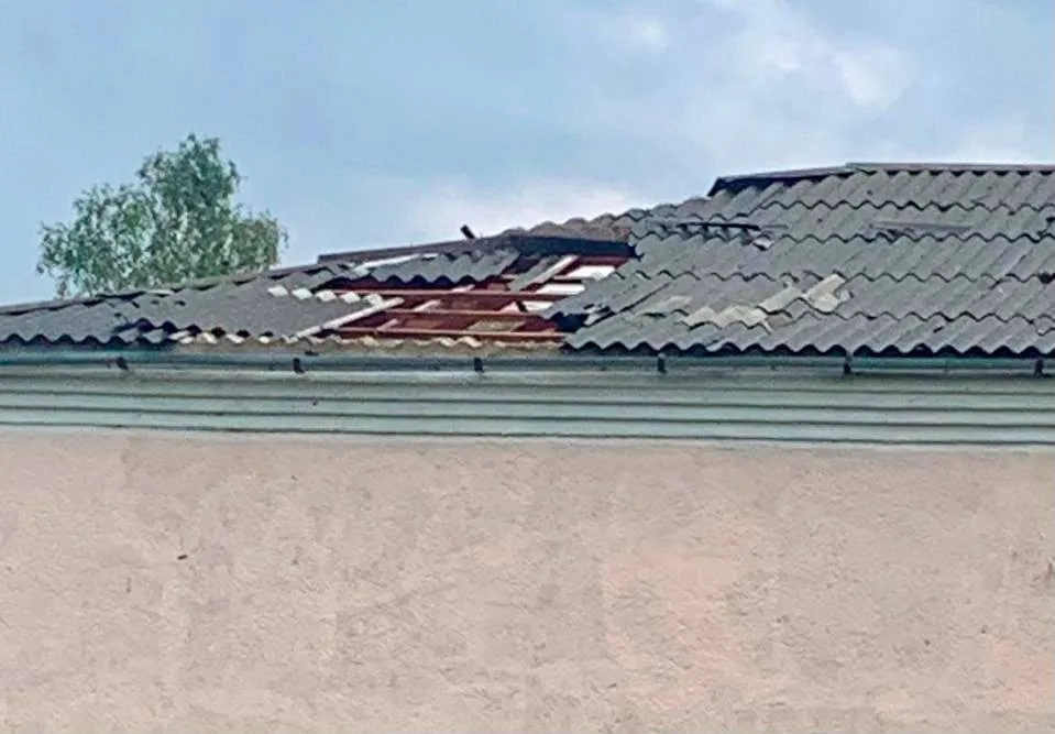Пошкоджений дах будівлі з вибитими листами шиферу