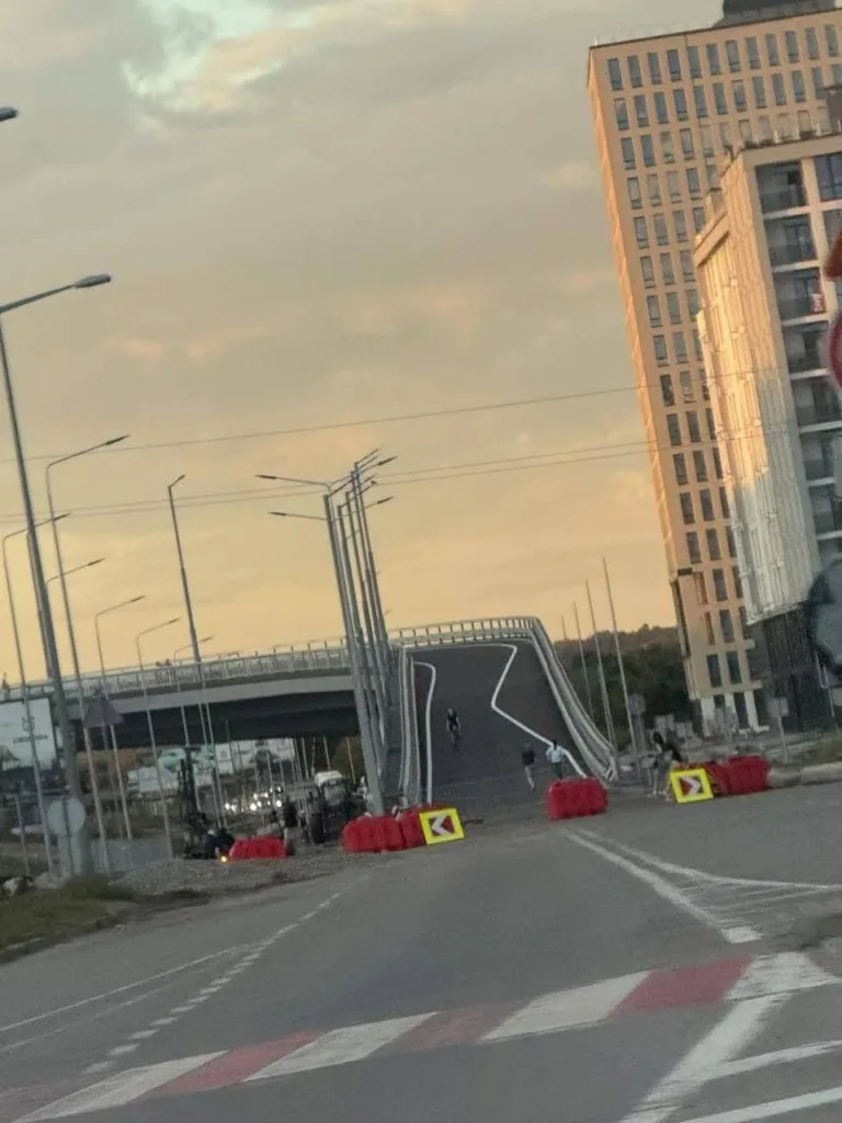 Закритий міст із червоними бар’єрами на дорозі