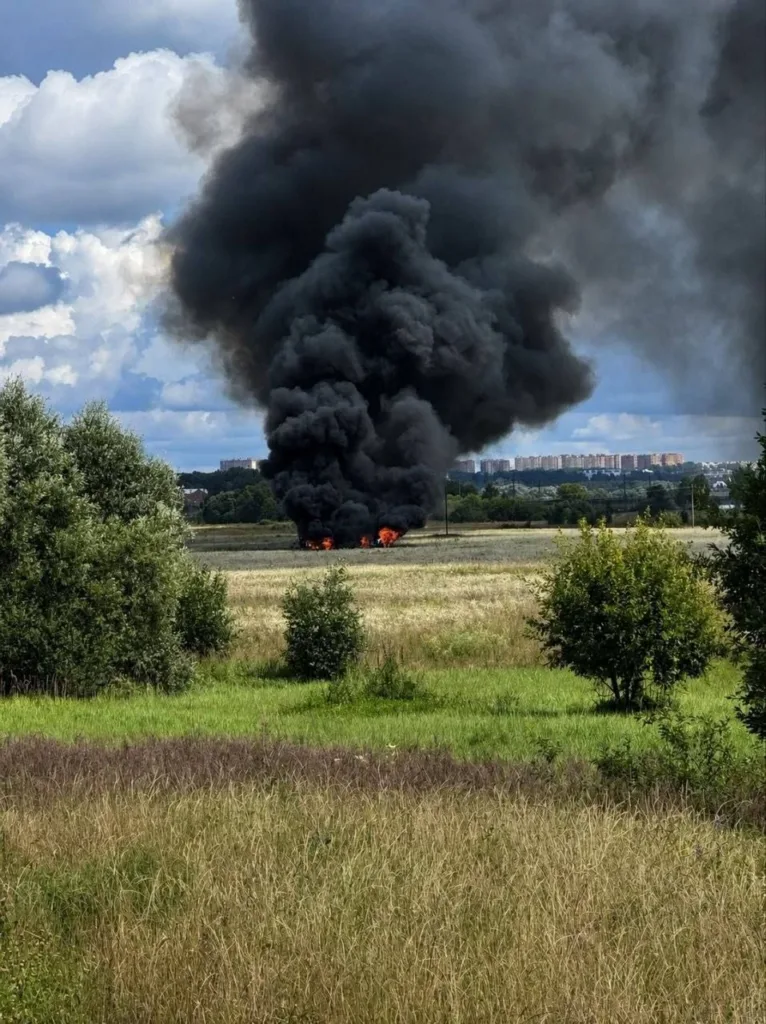 Велика пожежа з чорним димом у полі