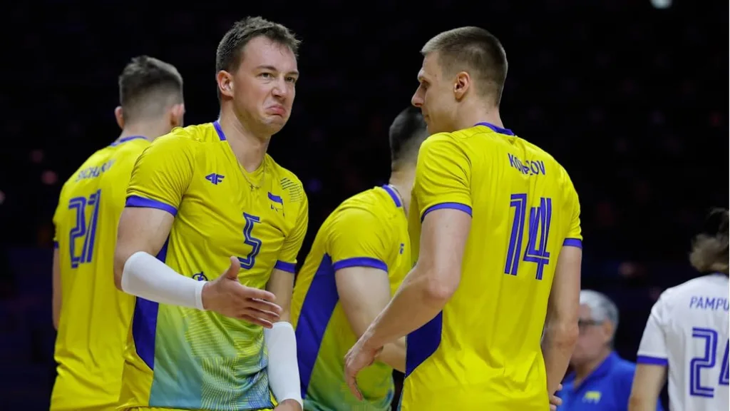 Українські волейболісти під час матчу на майданчику
