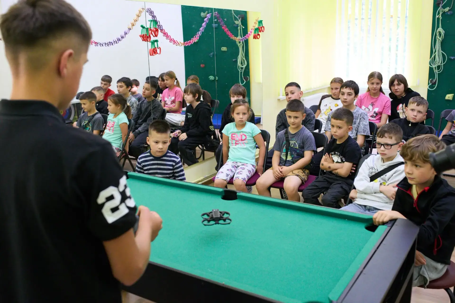 Діти спостерігають за демонстрацією дрона в класі