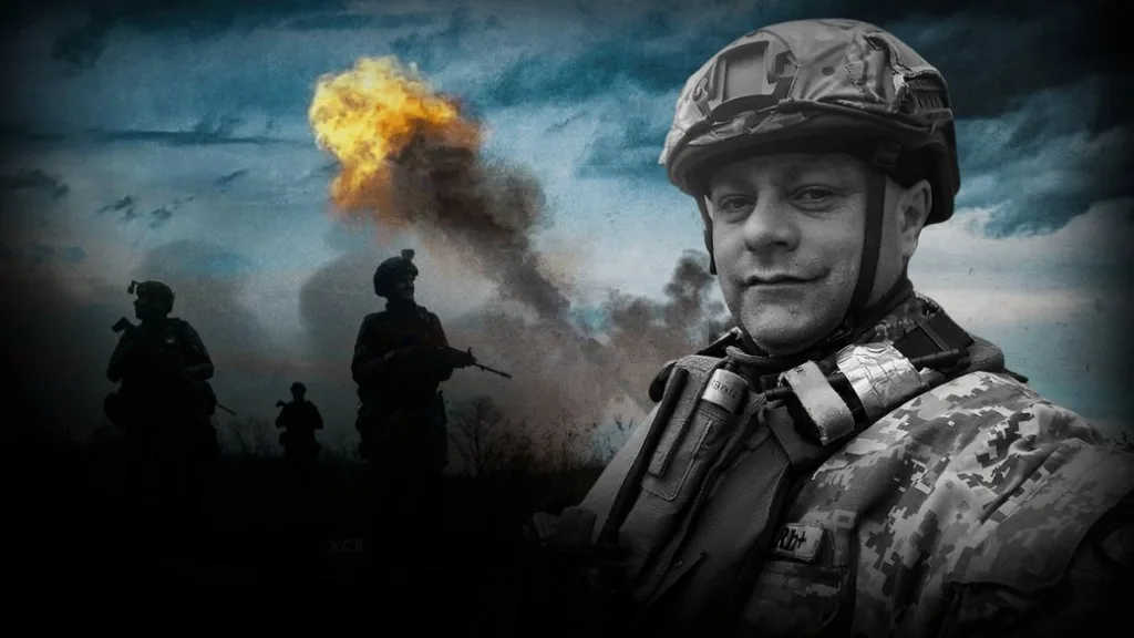 Український військовий на тлі бойових дій