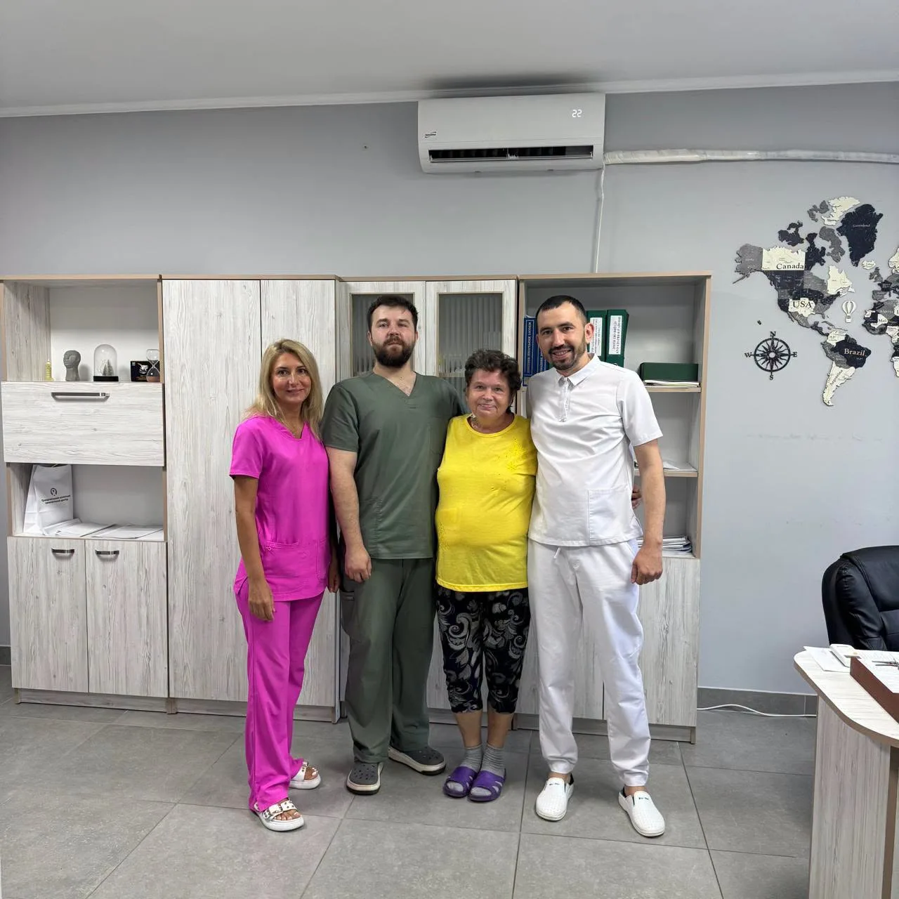 Медичний персонал та пацієнтка у клініці