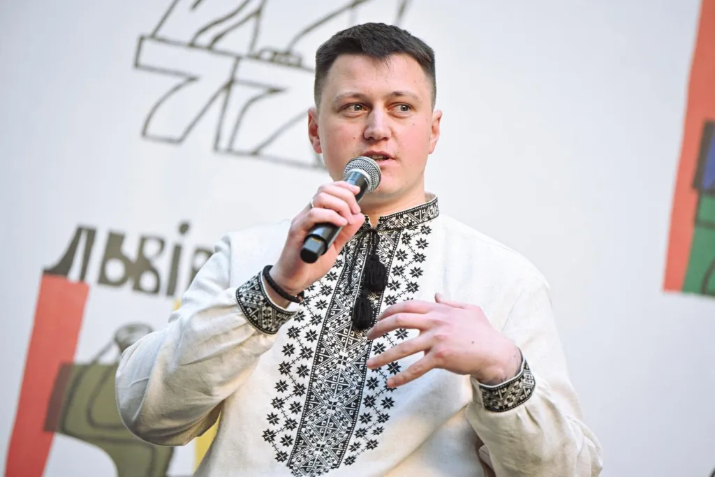 Чоловік у вишиванці говорить у мікрофон
