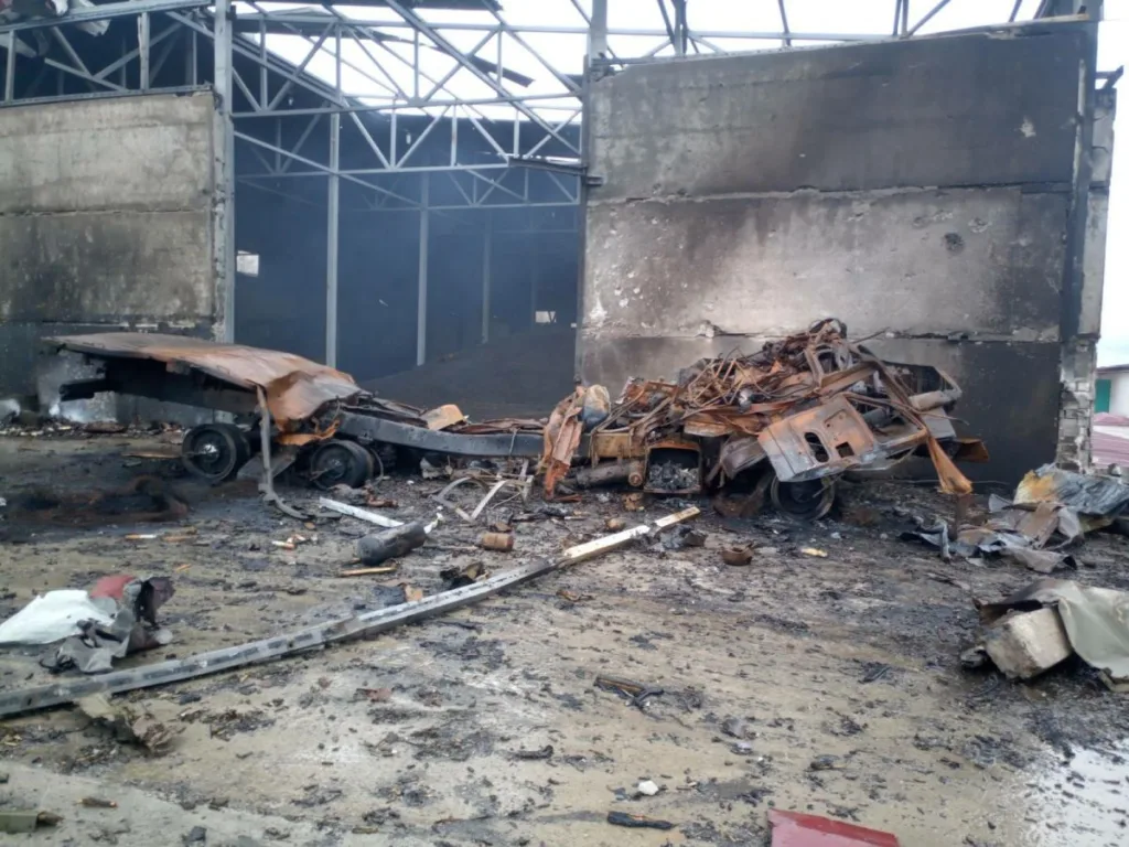 Знищена пожежою будівля з обгорілими автомобілями