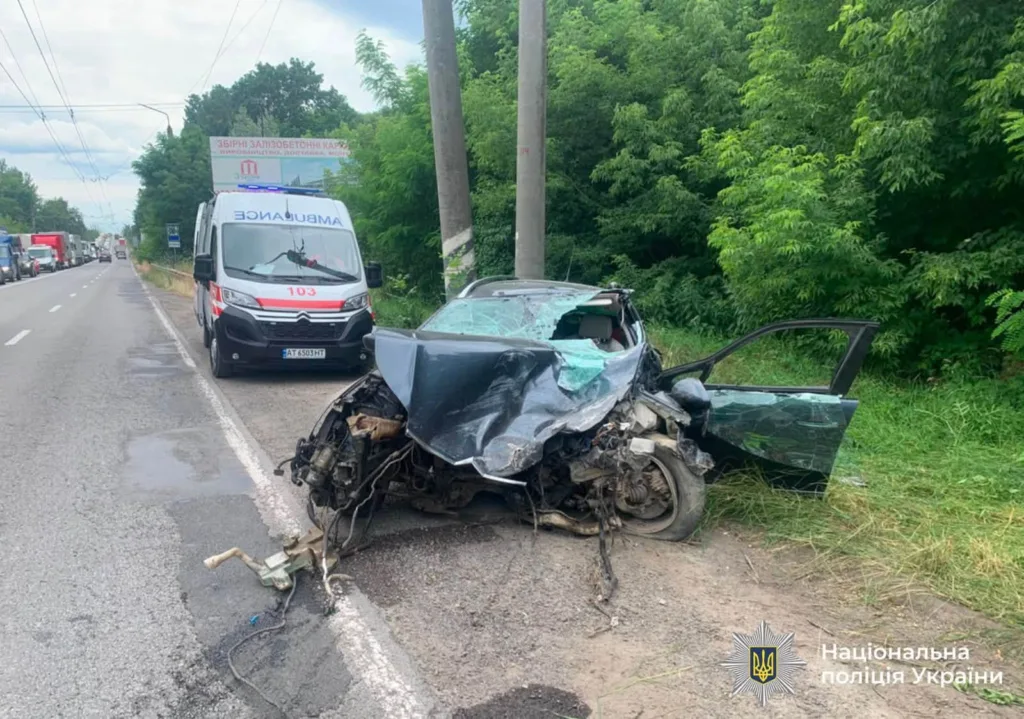 Серйозна дорожня аварія, зруйнований автомобіль і швидка