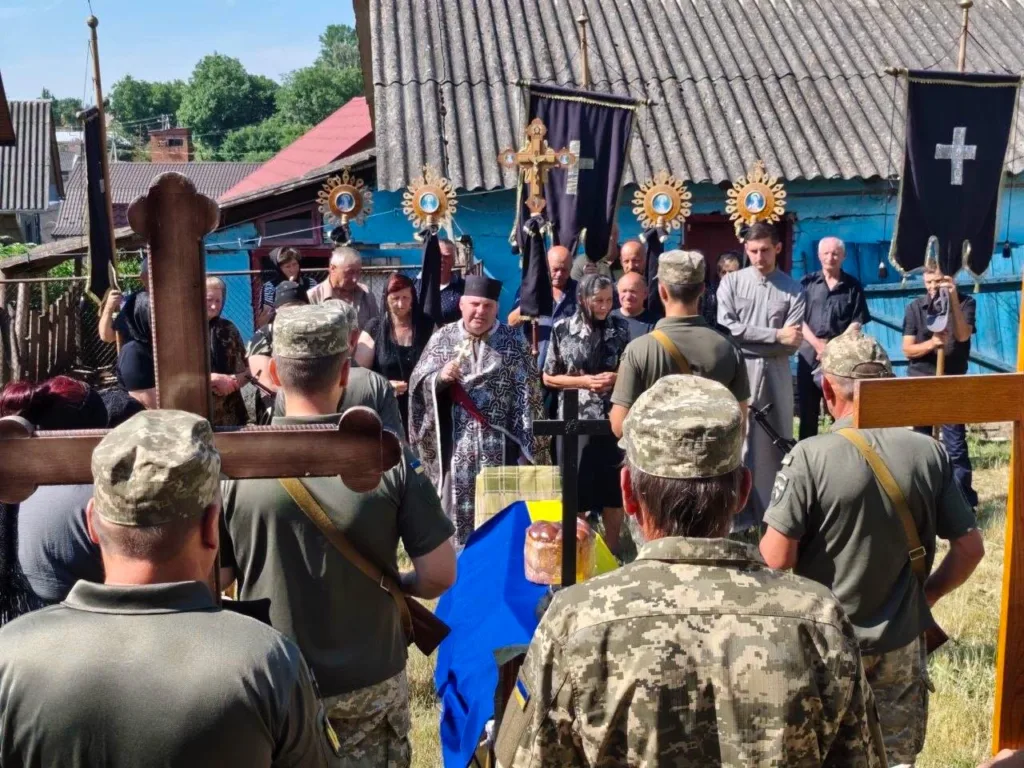 Військовий похорон з прапором України та священником