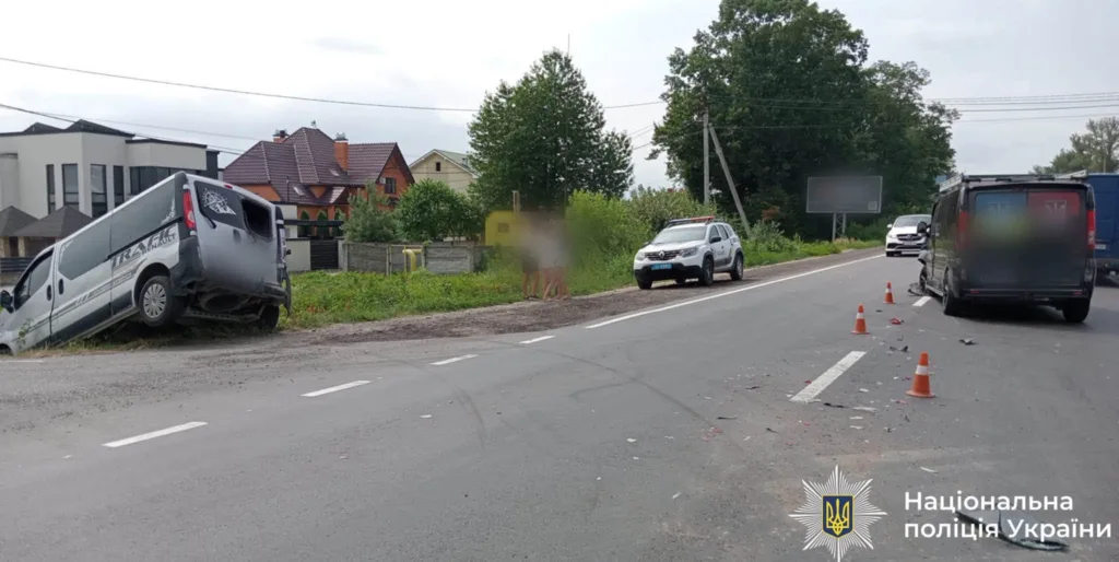 Дорожньо-транспортна пригода з двома мікроавтобусами