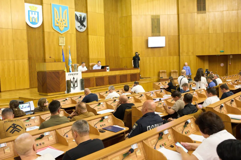 Засідання міської ради у великій залі