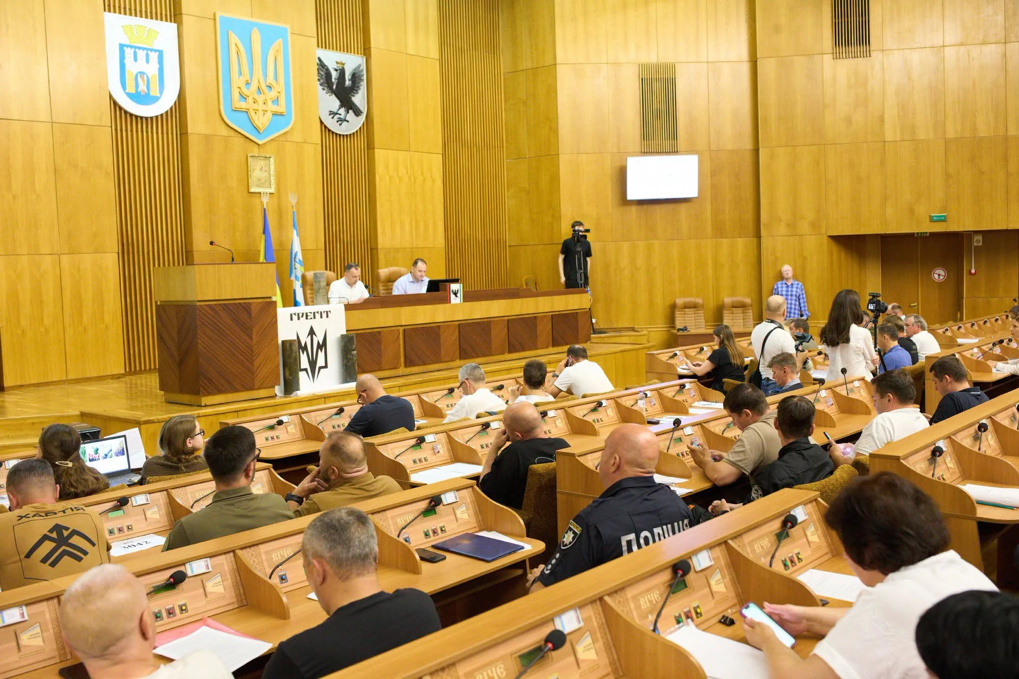 Засідання міської ради у великій залі