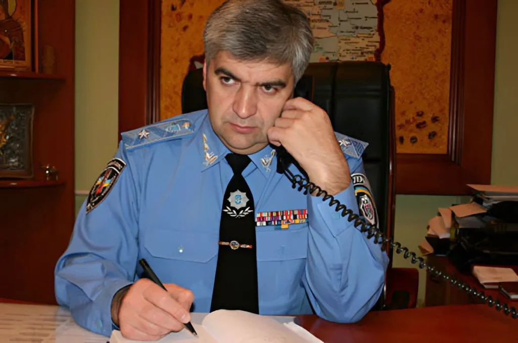 Поліцейський у формі говорить по телефону