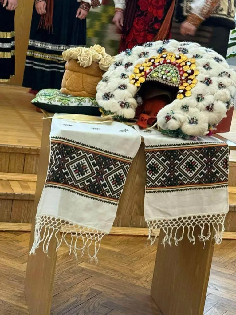 Українські традиційні рушники, коровай і вінок