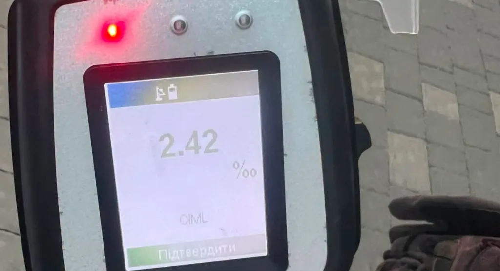 Алкотестер показує рівень алкоголю 2.42 проміле