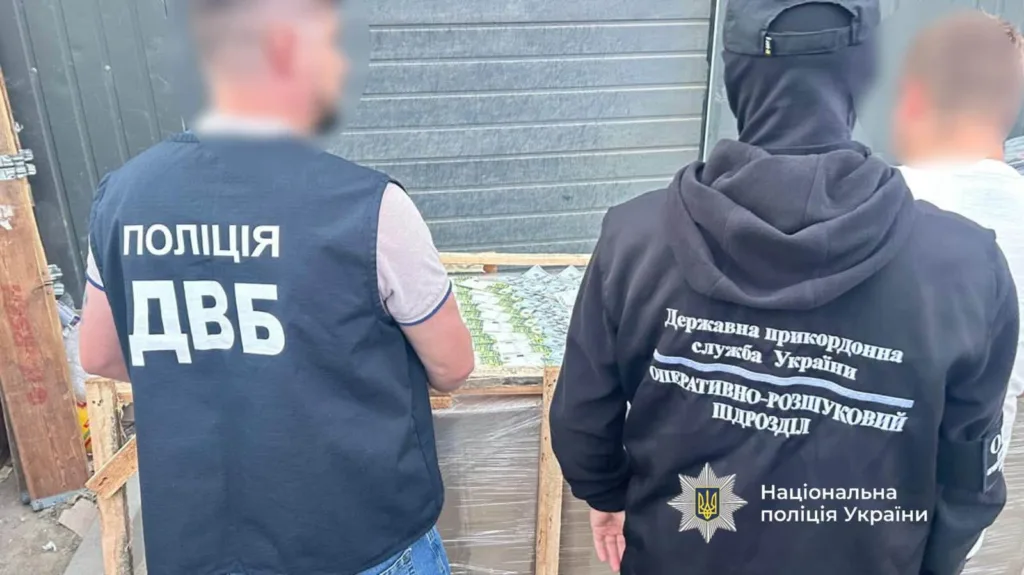 Поліція України проводить огляд вантажу