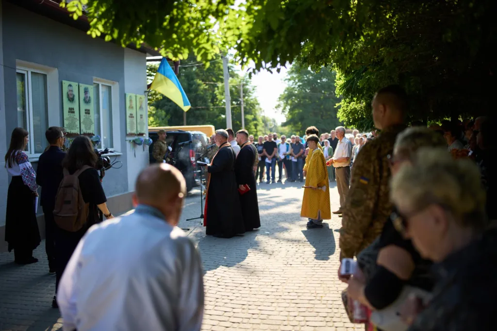 Меморіальна церемонія біля дошки героїв України