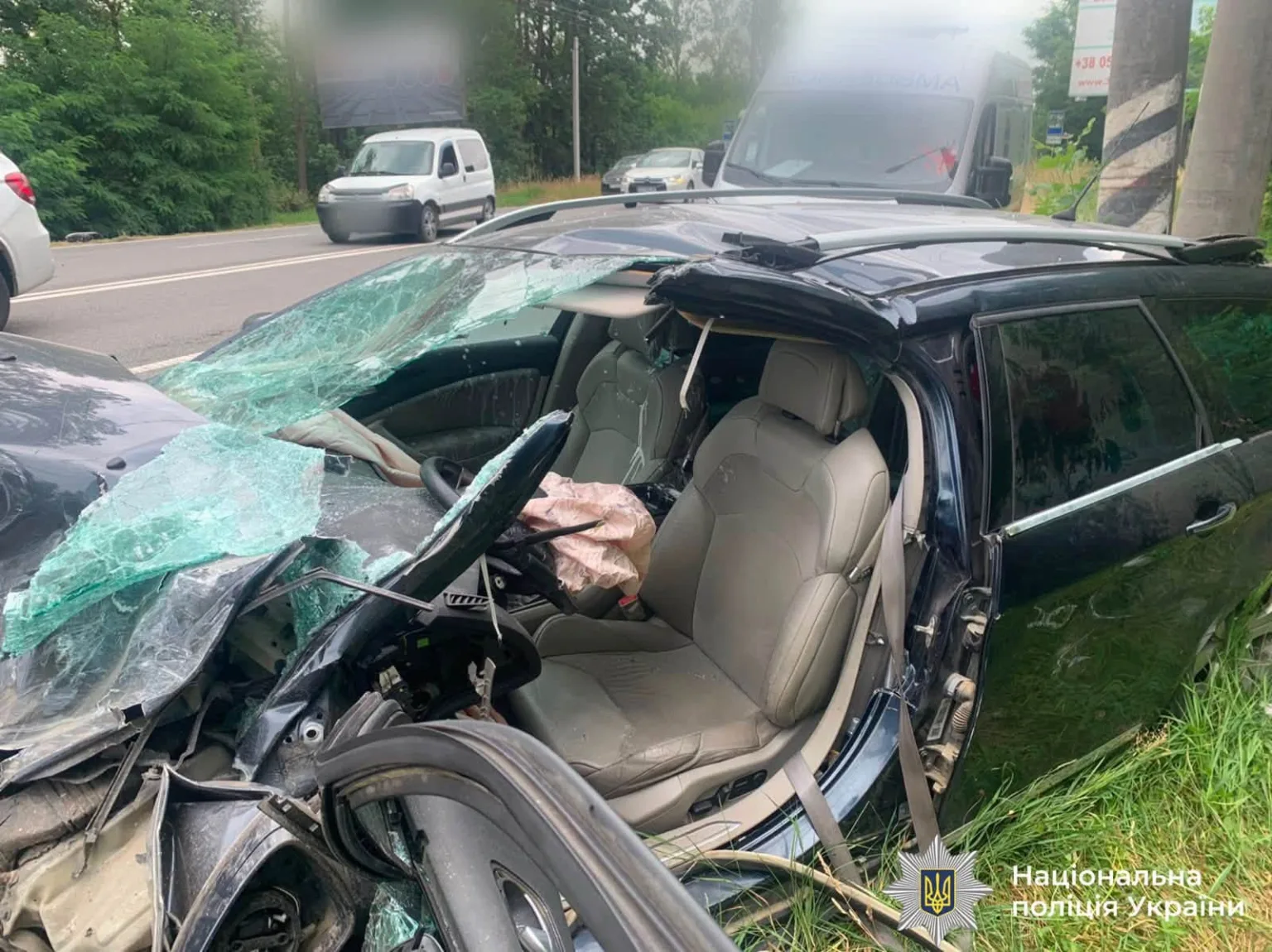 Розбитий автомобіль після дорожньо-транспортної пригоди