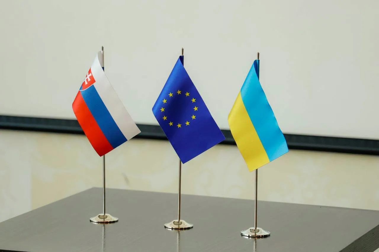 Прапори Словаччини, ЄС та України на столі
