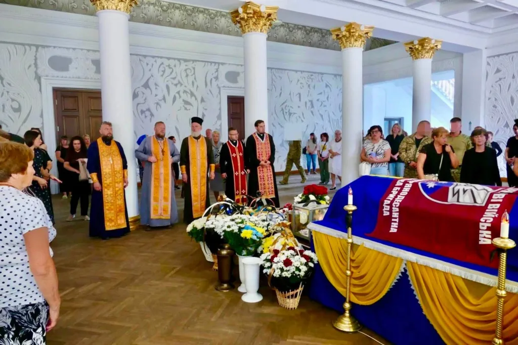 Прощання з військовим у залі з духовенством
