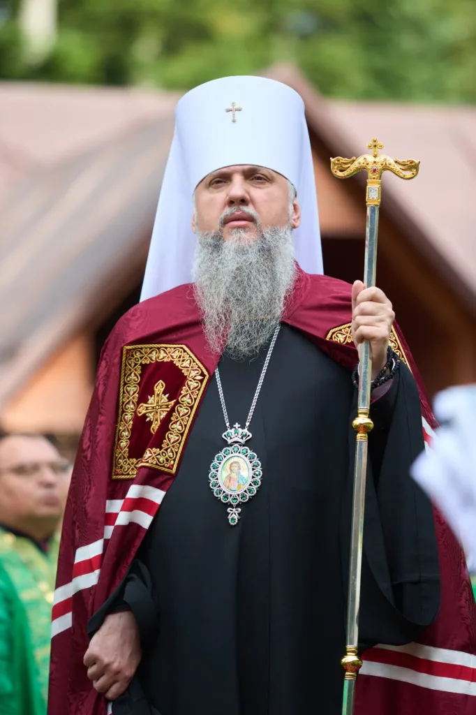 Православний священнослужитель у святковому вбранні