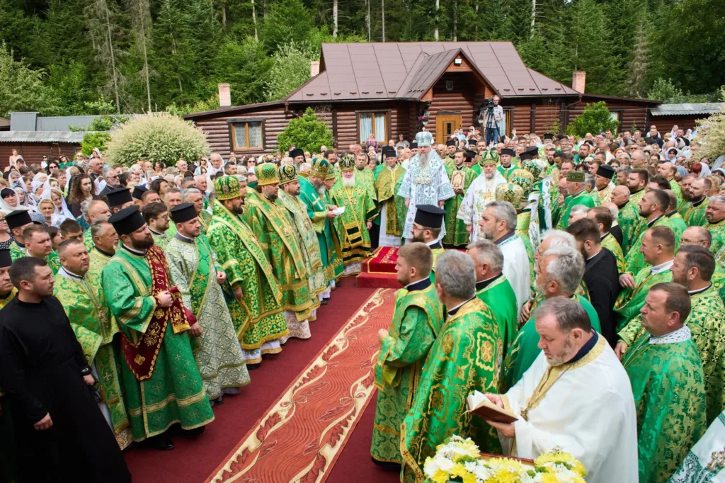 Церковна служба на подвір’ї храму серед священників