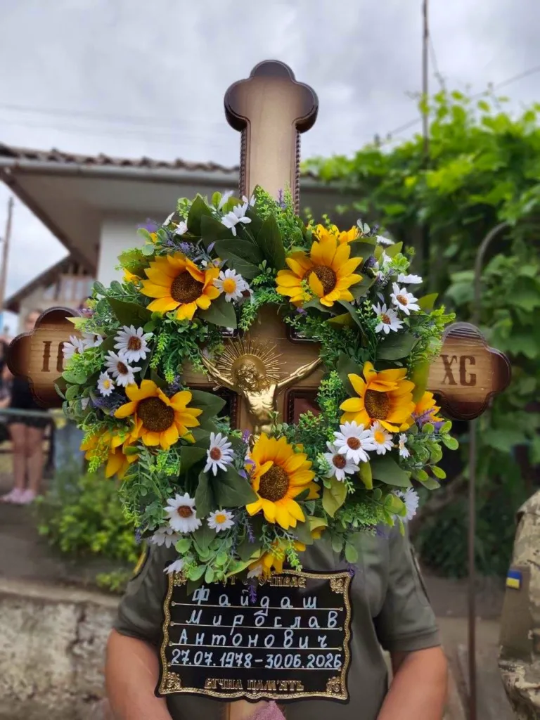 Поминальний хрест із вінком соняхів
