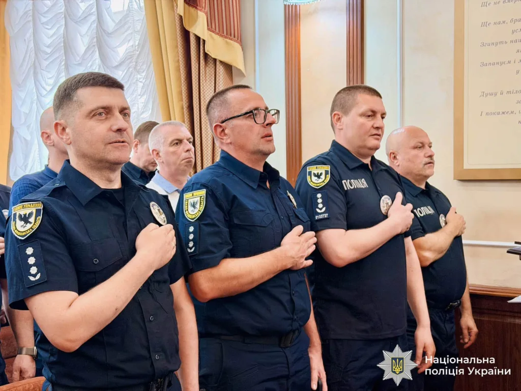 Поліцейські України стоять з руками на серці