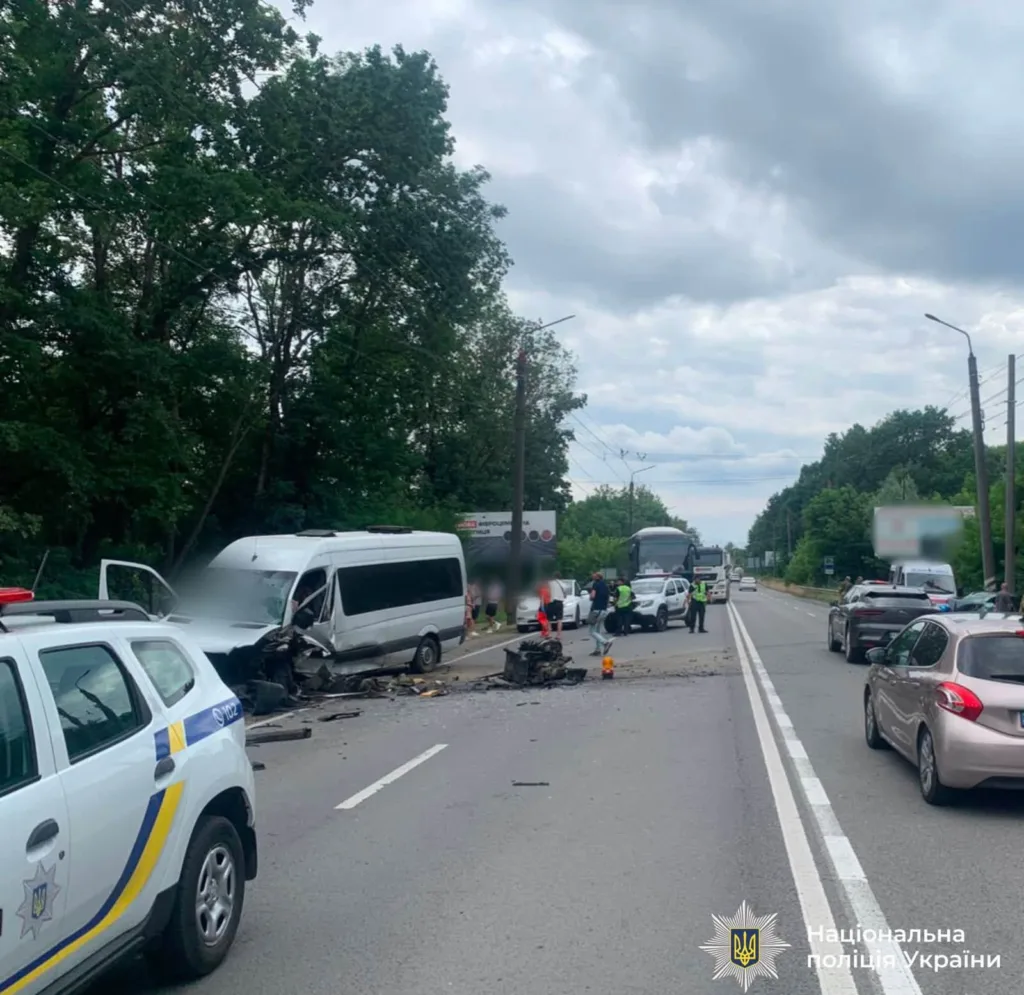 Дорожньо-транспортна пригода за участю кількох автомобілів