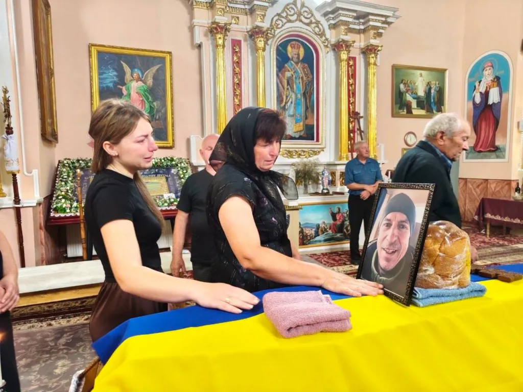 Прощання з героєм у церкві під українським прапором