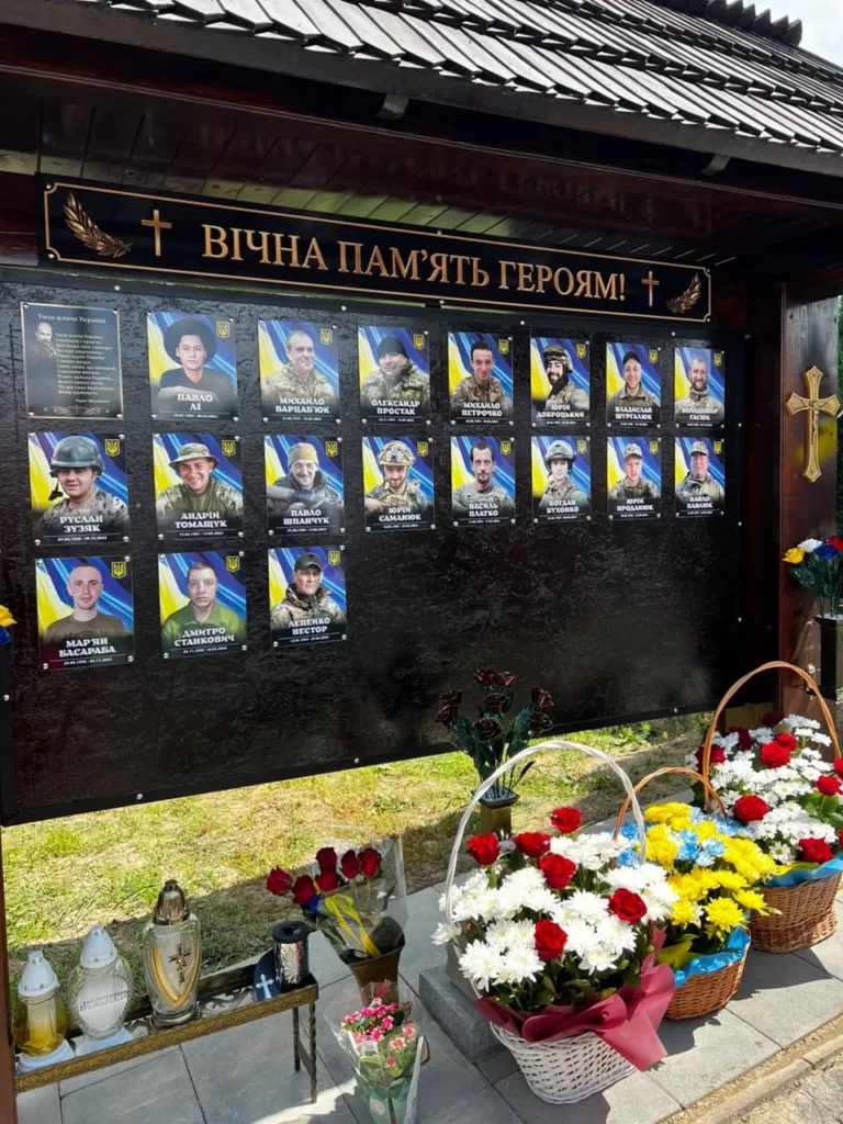 Меморіал героям України з квітами та свічками