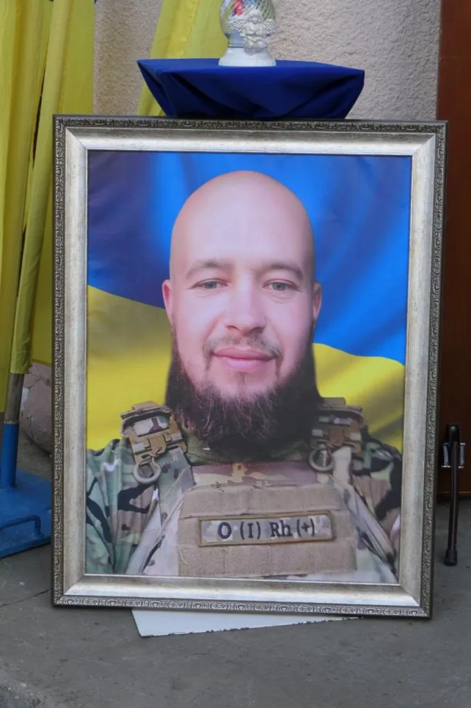 Портрет військового на фоні прапора України