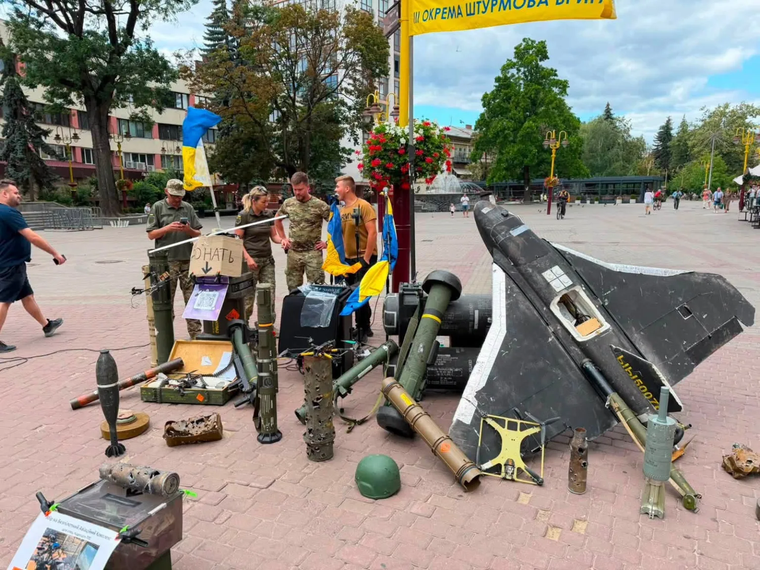Виставка військової техніки та зброї на вулиці