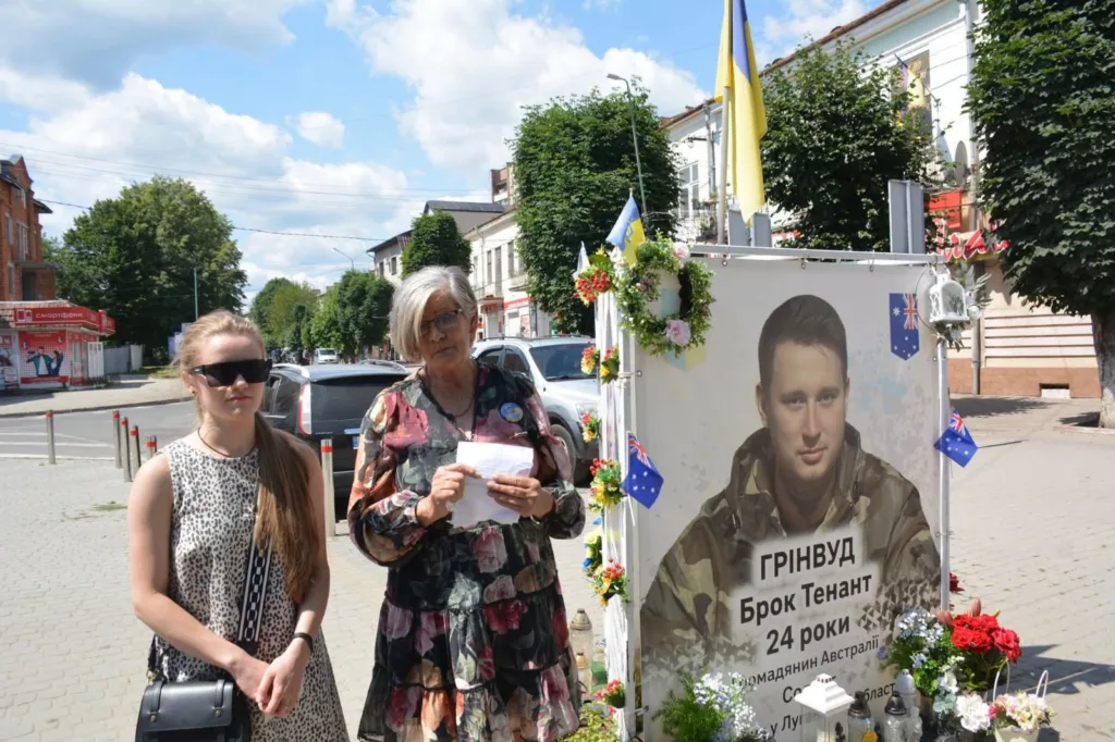 Жінки біля меморіалу загиблого військового на вулиці