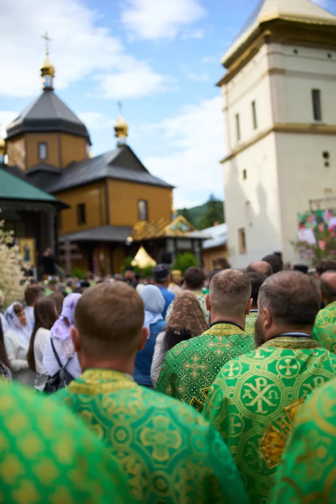 Релігійна процесія біля православного храму
