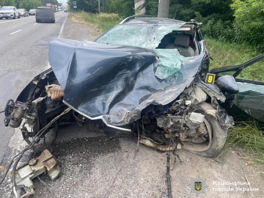 Серйозна автомобільна аварія на узбіччі дороги