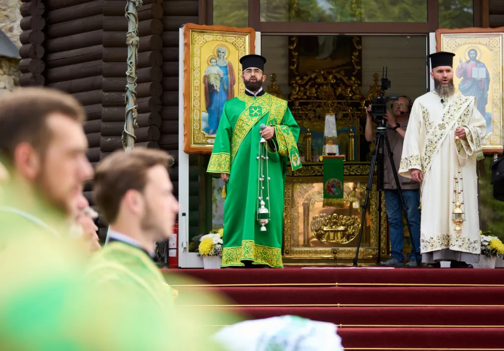 Священики проводять богослужіння біля церкви
