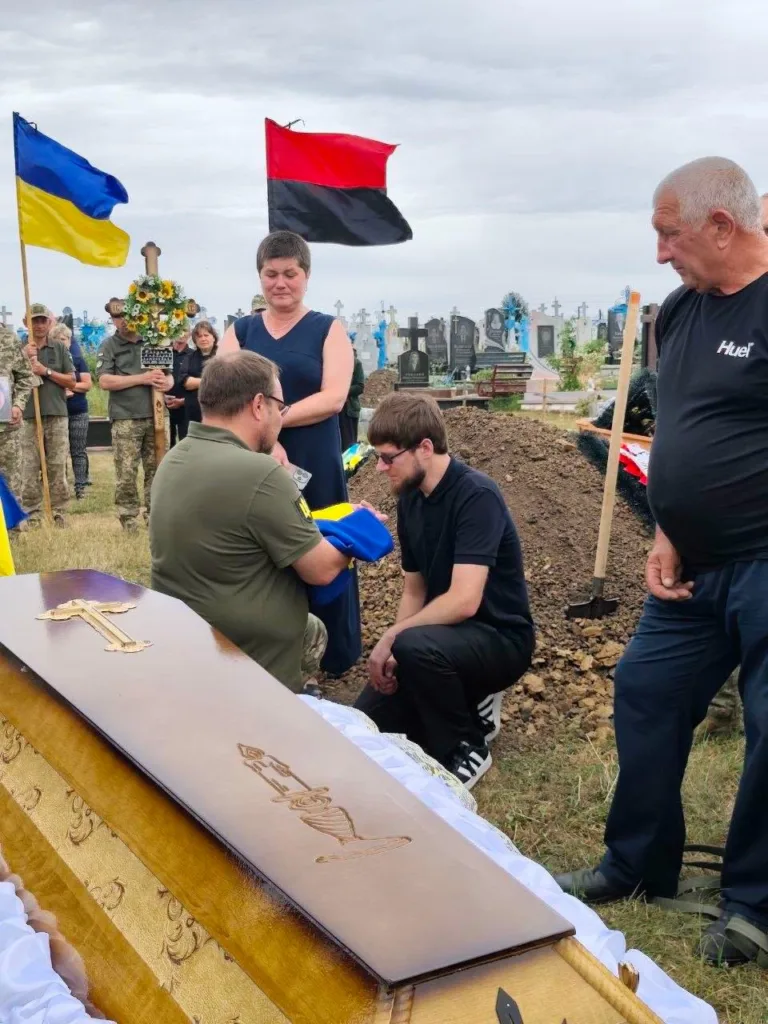 Похорон військового з українським прапором